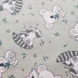 Tela Algodón Koalas Mapaches - Tela de algodón popelín infantil con dibujos de koalas y mapaches sobre un fondo claro. La tela mide 150cm de ancho y su composición 100% algodón.