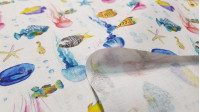 Tela Algodón Medusas Peces Colores - Tela de popelín algodón orgánico con dibujos de medusas, peces, caballitos de mar y estrellas de mar sobre un fondo blanco. La tela mide 150cm de ancho y su composición 100% algodón.