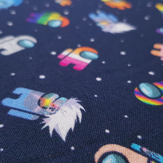 Tela Algodón Among Us Rainbow - Tela de popelín algodón orgánico con dibujos que nos recuerdan al videojuego de naves espaciales Among Us sobre un fondo oscuro con estrellas. La tela mide 150cm de ancho y su composición 100% algodón.
