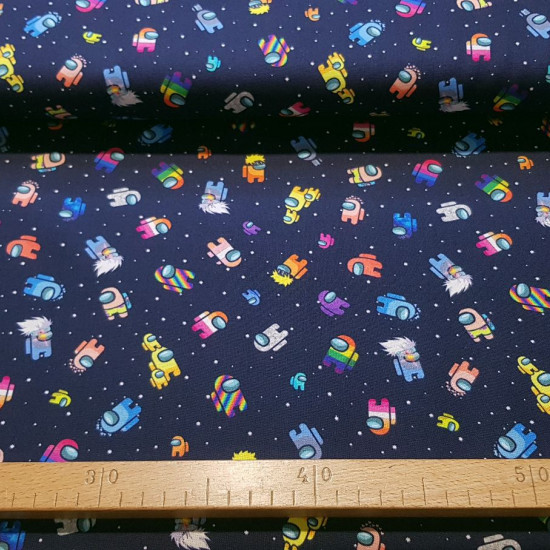 Tela Algodón Among Us Rainbow - Tela de popelín algodón orgánico con dibujos que nos recuerdan al videojuego de naves espaciales Among Us sobre un fondo oscuro con estrellas. La tela mide 150cm de ancho y su composición 100% algodón.
