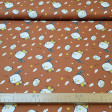 Algodón Conejitos Pajaritos - Tela de popelín algodón con dibujos de conejitos y pajaritos sobre un fondo color ladrillo con nubes blancas, estrellas y otros dibujos pequeños. La tela mide 150cm y su composición 100% a