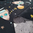 Algodón Viaje al Espacio - Tela de popelín algodón orgánico con dibujos infantiles de niños y perros de viaje al espacio sobre un fondo negro con planetas, cohetes, estrellas... La tela mide 145cm de ancho y su comp