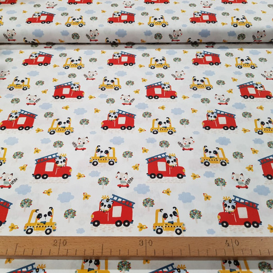 Algodón Pandas Bomberos - Tela de popelín algodón temática infantil con dibujos de osos panda y mapaches conduciendo camiones de bombero y taxis sobre un fondo blanco con nubes, pájaros y árboles. La tela mi
