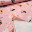 Algodón Bailarinas Tutú - Tela de popelín algodón infantil con dibujos de bailarinas sobre un fondo en tono rosa con dibujos de flores, lacitos y mariposas. La tela mide 150cm de ancho y su composición 100% algodón