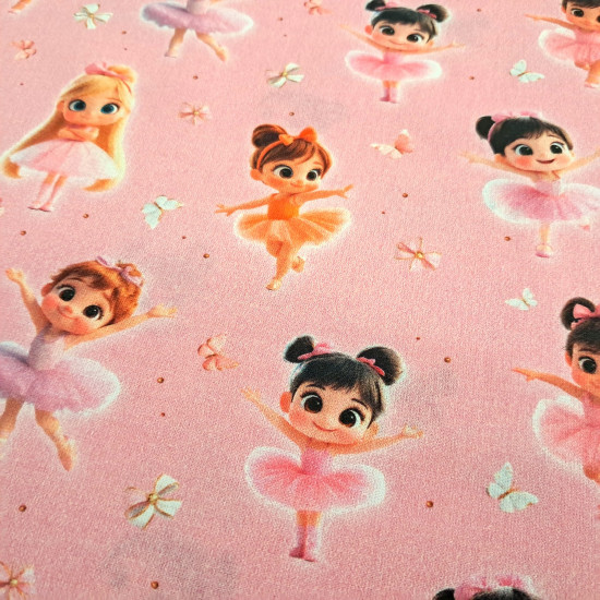 Algodón Bailarinas Tutú - Tela de popelín algodón infantil con dibujos de bailarinas sobre un fondo en tono rosa con dibujos de flores, lacitos y mariposas. La tela mide 150cm de ancho y su composición 100% algodón