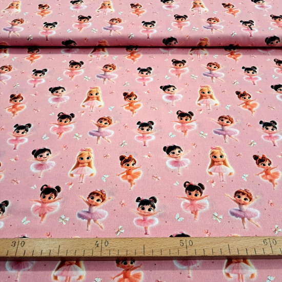 Algodón Bailarinas Tutú - Tela de popelín algodón infantil con dibujos de bailarinas sobre un fondo en tono rosa con dibujos de flores, lacitos y mariposas. La tela mide 150cm de ancho y su composición 100% algodón