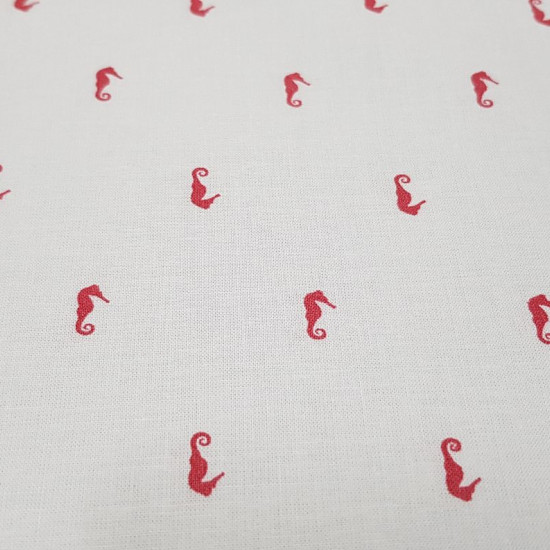 Tela Algodón Fino Caballitos de mar - Tela de algodón con dibujitos pequeños de caballitos de mar de color rojo sobre un fondo blanco. La tela mide 150cm de ancho y su composición 100% algodón.