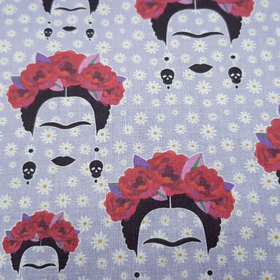 Cotton Frida Daisies fabric - Cotton fabric in digital printing with drawings of Frida Kahlo silhouettes on a lilac background full of daisies. The fabric is 140cm wide and its composition is 100% cotton.