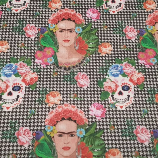 Tela Algodón Frida Pata Gallo - Tela de algodón empesa en impresión digital con dibujos de Frida y calaveras floreadas sobre un fondo de trama pata de gallo. La tela mide 140cm de ancho y su composición 100% algodón.