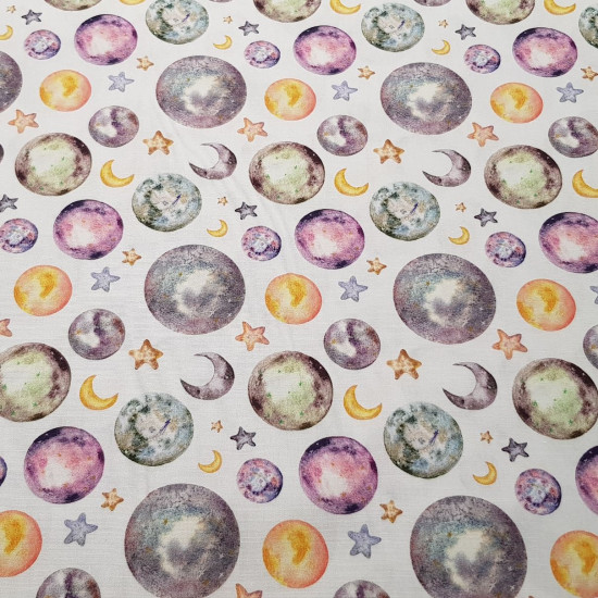 Algodón Lunas y Estrellas - Tela de popelín algodón con dibujos de lunas en sus diferentes fases lunares y estrellas de varios tonos de color sobre un fondo blanco. La tela mide 150cm de ancho y su composición 100% algod&oa