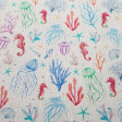 Tela Algodón Medusas Caballitos Mar - Tela de algodón tipo popelín con dibujos de caballitos de mar, medusas y corales marinos sobre un fondo blanco. La tela mide 150cm de ancho y su composición 100% algodón.