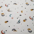 Algodón Planetas y Estrellas - Tela de popelín algodón orgánico con dibujos de planetas, estrellas, lunas y ojos en varios colores sobre un fondo blanco. La tela mide 145cm de ancho y su composición 100% algodón.