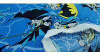 Tela Algodón Batman Azul - Tela de algodón ancho americano con dibujos del superhéroe Batman en varias poses y logotipos de Batman sobre un fondo donde predomina el color azul. La tela mide 110cm de ancho y su composición 100% algodón.