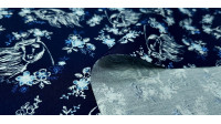 Tela Algodón Spirit Caballo Floral Marino - Tela de algodón licencia Dreamworks con dibujos en trazos blancos del caballo Spirit sobre un fondo azul marino adornado con flores. La tela mide 150cm de ancho y su composición 100% algodón.