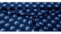 Tela Algodón Jurassic Logos Azul - Tela de algodón con dibujos de logos de Jurassic Park de color azul claro sobre un fondo de color azul oscuro. La tela mide 150cm de ancho y su composición 100% algodón.