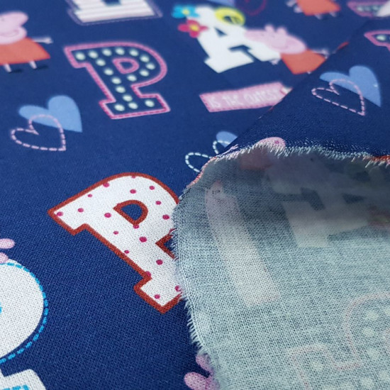 Tela Algodón Peppa Pig Letras Azul - Tela de algodón infantil licencia con dibujos de Peppa Pig con letras grandes sobre un fondo de color azul oscuro con corazones. La tela mide 150cm de ancho y su composición 100% algodón.