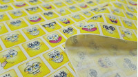 Tela Algodón Bob Esponja Emoticonos Cuadrados - Tela de algodón licencia con dibujos de emoticonos en formas cuadradas con las caras de Bob Esponja. La tela mide 150cm de ancho y su composición 100% algodón.