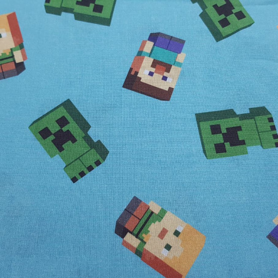 Tela Algodón Minecraft Personajes - Tela de algodón ancho americano licencia con dibujos de varios personajes del videojuego Minecraft, sobre un fondo de color azul. La tela mide 110cm de ancho y su composición 100% algodón.