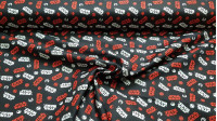 Tela Algodón Star Wars Logos Rojo Blanco - Tela de algodón licencia ancho americano con dibujos de logos Star Wars en colores blancos y rojos sobre un fondo negro. La tela mide 110cm de ancho y su composición 100% algodón.