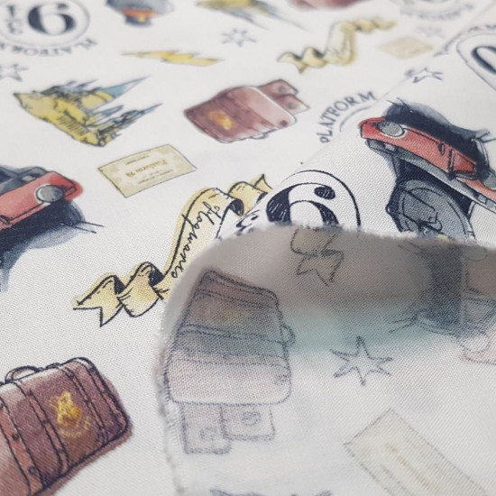 Tela Algodón Harry Potter Estación - Tela de algodón popelín licencia con dibujos de objetos relevantes que nos recuerdan la estación de tren de Harry Potter. La tela mide 150cm de ancho y su composición 100% algodón.