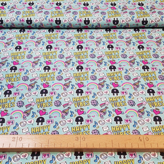 Tela Algodón Trolls Happy Vibes - Tela de algodón licencia con dibujos de la película Trolls y elementos coloridos como arcoiris, notas musicales, cartas, estrellas… La tela mide entre 140-150cm de ancho y su composición 100% algodón.