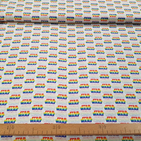 Tela Algodón Star Wars Logos Arcoiris - Tela de algodón licencia con dibujos de logotipos de Star Wars en arcoiris. La tela mide entre 140-150cm de ancho y su composición 100% algodón.