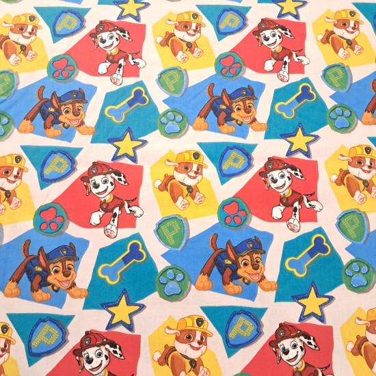 Tela Algodón Patrulla Canina Escudos Algodón Patrulla Canina Escudos - Tela de popelín algodón licencia con dibujos de los personajes de Patrulla Canina sobre un fondo de formas de colores y escudos. La tela mide 140cm de ancho y su composición 100% algodón.