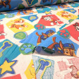 Tela Algodón Patrulla Canina Escudos Algodón Patrulla Canina Escudos - Tela de popelín algodón licencia con dibujos de los personajes de Patrulla Canina sobre un fondo de formas de colores y escudos. La tela mide 140cm de ancho y su composición 100% algodón.