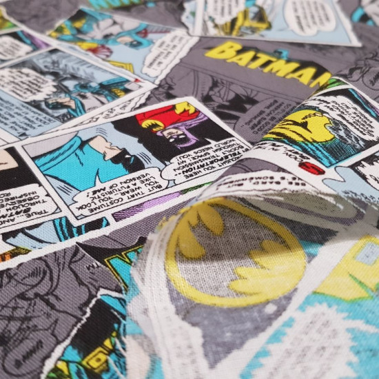 Tela Algodón Batman Cómic Gris - Tela de algodón licencia ancho americano con dibujos de cómics donde aparecen dibujos y recortes de viñetas de Batman, donde predomina el color gris. La tela mide 110cm de ancho y su composici&oa
