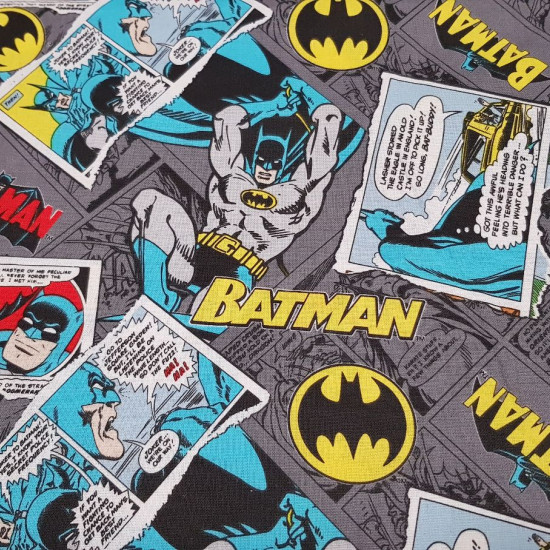 Tela Algodón Batman Cómic Gris - Tela de algodón licencia ancho americano con dibujos de cómics donde aparecen dibujos y recortes de viñetas de Batman, donde predomina el color gris. La tela mide 110cm de ancho y su composici&oa