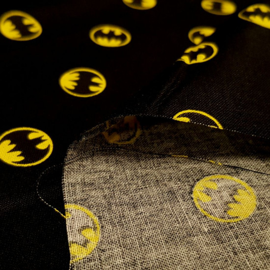 Batman Cotton Circular Logo Black fabric - Licensed cotton fabric with drawings of the Batman logo in circles on a black background. The fabric is 110cm wide and its composition is 100% cotton.