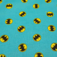 Tela Algodón Batman Logo Circular Turquesa - Tela de algodón licencia ancho americano con dibujos del logo de Batman en formato circular sobre un fondo de color turquesa. La tela mide 110cm de ancho y su composición 100% algodón.