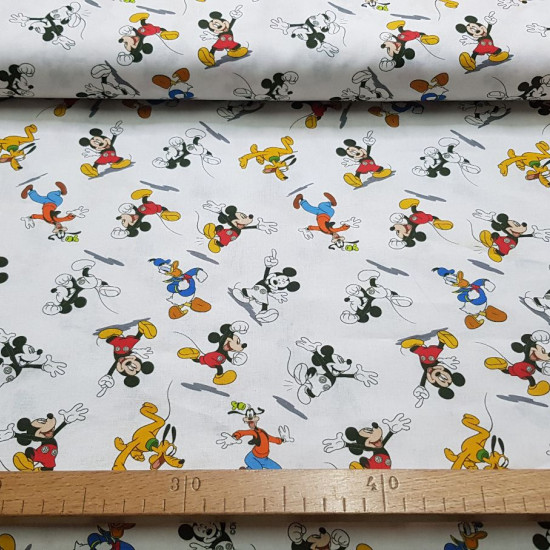 Tela Algodón Disney Personajes Clásicos C - Tela de algodón licencia Disney con dibujos de los personajes clásicos como Mickey, Pluto, Donald y Goofy sobre un fondo blanco. La tela mide entre 140-150cm de ancho y su composición 100% algodón.