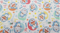 Tela Algodón Doraemon - Tela de algodón licencia con dibujos del personaje Doraemon haciendo muecas sobre un fondo muy colorido con estrellas, cascabeles y otras formas… La tela mide entre 140-150cm de ancho y su composición 100% algodón.