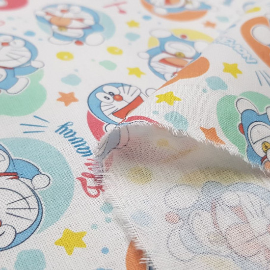 Algodón Doraemon - Tela de algodón licencia con dibujos del personaje Doraemon haciendo muecas sobre un fondo muy colorido con estrellas, cascabeles y otras formas… La tela mide entre 150cm de ancho y su composición 100% algodón.