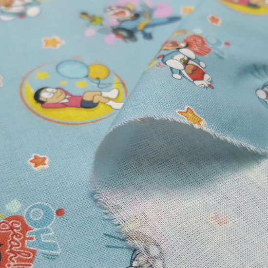 Tela Algodón Doraemon Nobita - Tela de algodón licencia con dibujos de los personajes Doraemon y Nobita sobre un fondo con estrellas. La tela mide entre 140-150cm de ancho y su composición 100% algodón.