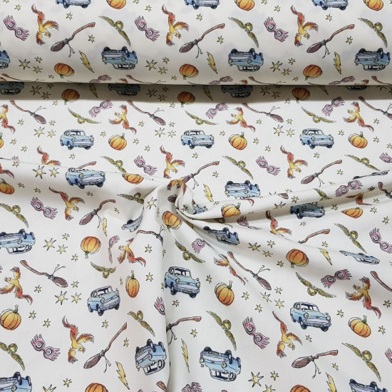 Cotton Harry Potter Flying Car fabric - Licensed cotton fabric with drawings of the Harry Potter saga, where the Ford Anglia flying car and other recognized objects of this magical saga appear on a light background. The fabric is 150cm wide and its compos