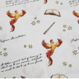 Tela Algodón Harry Potter Fénix - Tela de algodón con dibujos de temática Harry Potter donde aparecen aves fénix, varitas, textos, libros y estrellas sobre un fondo blanco. La tela mide 110cm de ancho y su composición 100%