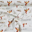 Tela Algodón Harry Potter Fénix - Tela de algodón con dibujos de temática Harry Potter donde aparecen aves fénix, varitas, textos, libros y estrellas sobre un fondo blanco. La tela mide 110cm de ancho y su composición 100%