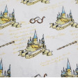 Tela Algodón Harry Potter Hogwarts - Tela de algodón ancho americano con dibujos de temática Harry Potter donde aparecen gafas, varitas, textos y el colegio de Hogwarts sobre un fondo blanco. La tela mide 110cm de ancho y su composici&oacu