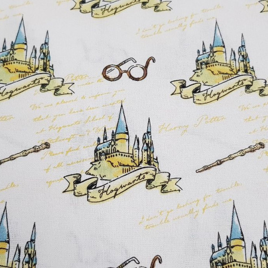 Tela Algodón Harry Potter Hogwarts - Tela de algodón ancho americano con dibujos de temática Harry Potter donde aparecen gafas, varitas, textos y el colegio de Hogwarts sobre un fondo blanco. La tela mide 110cm de ancho y su composici&oacu