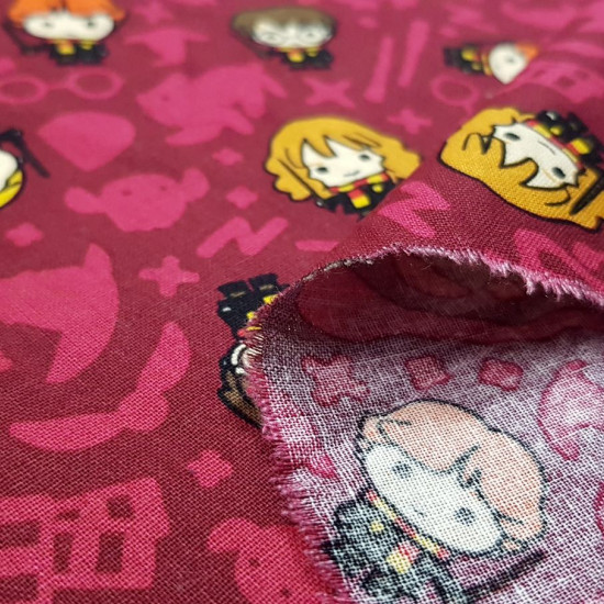 Cotton Harry Potter Kawaii Characters fabric - Licensed cotton fabric with drawings of the characters from the Harry Potter saga in Kawaii style, on a background in garnet tones. The fabric is 110cm wide and its composition is 100% cotton.