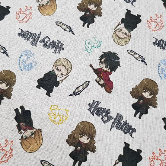Cotton Harry Potter Mini fabric - Licensed cotton fabric with miniature cartoon drawings of characters from the Harry Potter saga. The fabric measures between 140-150cm wide and its composition is 100% cotton.
