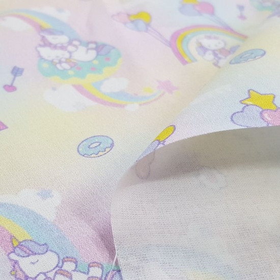 Tela Algodón Hello Kitty Unicornios - Tela de algodón donde aparece el personaje de dibujos Hello Kitty con unicornios, arcoiris, donuts y nubes sobre un fondo claro multicolor. La tela mide 150cm de ancho y su composición 100% algodón.