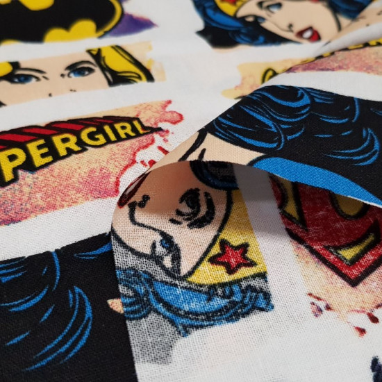 Tela Algodón Heroinas DC Cómic Logos - Tela de algodón licencia ancho americano con dibujos de las superheroínas de comics DC y logotipos de Wonder Woman, Catgirl y Supergirl. La tela mide 110cm de ancho y su composición 100% algod&oa