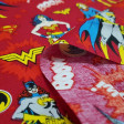 Tela Algodón Heroinas DC Cómic Rojo - Tela de algodón licencia ancho americano con dibujos de las superheroinas de DC Comics (Wonder Woman, Catgirl y Supergirl) sobre un fondo en tono rojo oscuro con onomatopeyas y estrellas. La tela mide 110