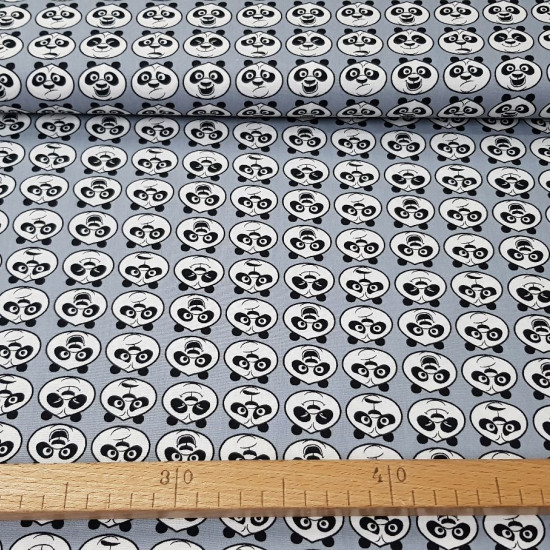 Algodón Kung Fu Panda Caras - Tela de algodón licencia Dreamworks con dibujos de caras del personaje Po de la película Kung Fu Panda sobre fondo de color gris. La tela mide 150cm de ancho y su composición 100% algodón.