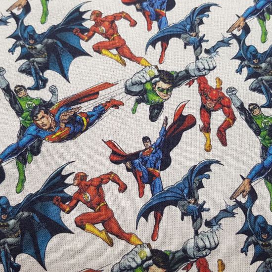 Tela Algodón Liga de la Justicia Personajes - Tela de algodón licencia con dibujos de los personajes de la Liga de la Justicia de DC Cómics, donde aparecen Batman, Superman, Flash y Linterna Verde. La tela mide entre 140-150cm de ancho y su composición 10