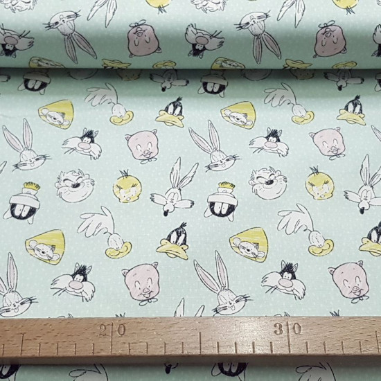 Cotton Looney Tunes fabric - Licensed cotton fabric with drawings of the characters of the Warner Looney Tunes, where the rabbit Bugs Bunny, Daffy Duck, Taz, Sylvester the cat, Porky... appear on a light green background. The fabric is 110cm wid