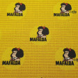 Tela Algodón Mafalda Amarillo - Tela de algodón orgánico con dibujos del personaje Mafalda sobre un fondo con el nombre en tono amarillo mostaza. La tela mide 150cm de ancho y su composición 100% algodón.